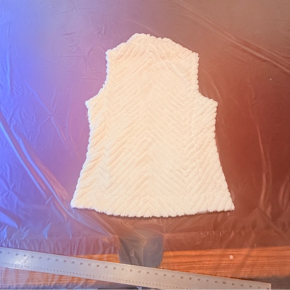 NWT Calvin Klein Cream Women's Chevron Faux Fur Vest Size Medium - Picture 3 of 9